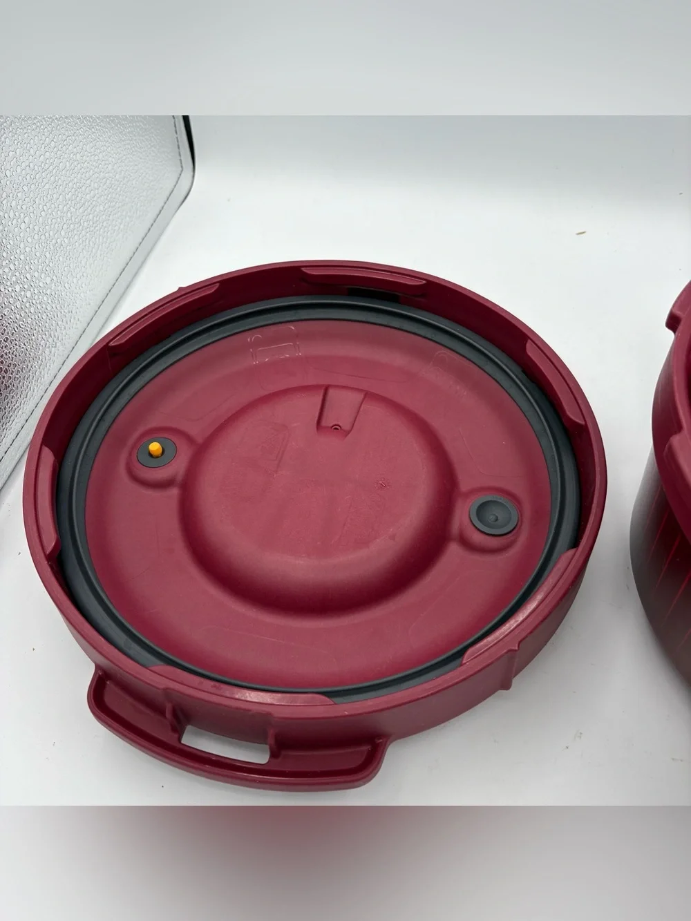 TUPPERWARE MICROWAVE PRESSURE COOKER - ROUND 3 QUART - BURGUNDY RED - 7643A
